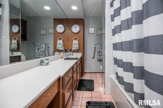 2611 W BELLE VISTA Court, West Peoria, IL 61604