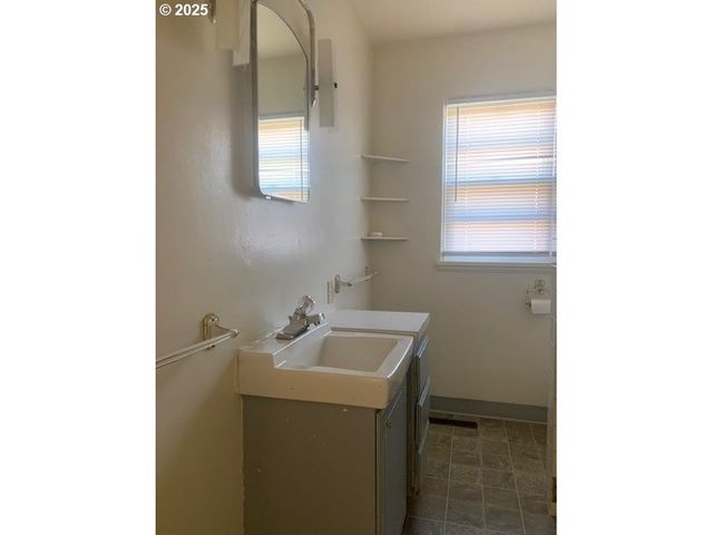 1672 Nw DOGWOOD St, Roseburg, OR 97471