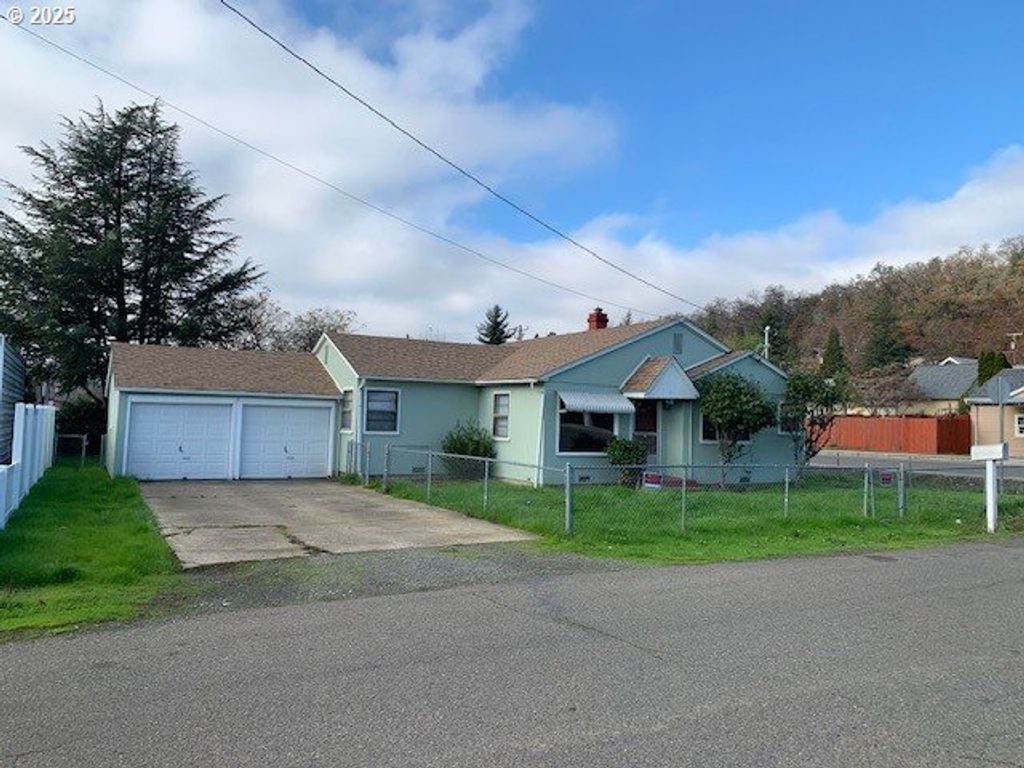 1672 Nw DOGWOOD St, Roseburg, OR 97471