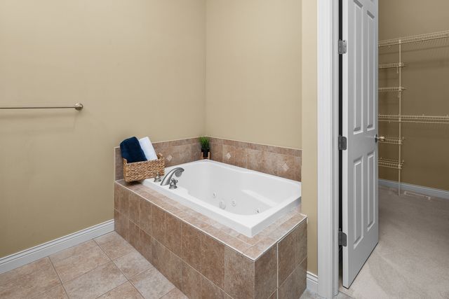 3179 Meridith Way, Bettendorf, IA 52722