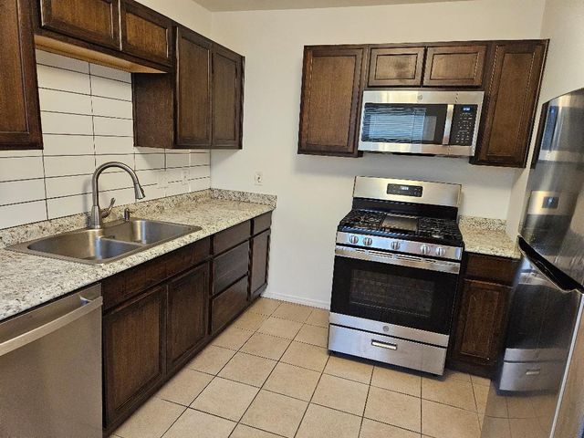 105 W Ila ST B, Elgin, TX 78621