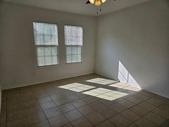 105 W Ila ST B, Elgin, TX 78621