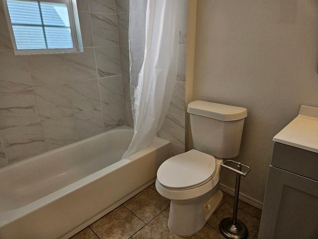 105 W Ila ST B, Elgin, TX 78621