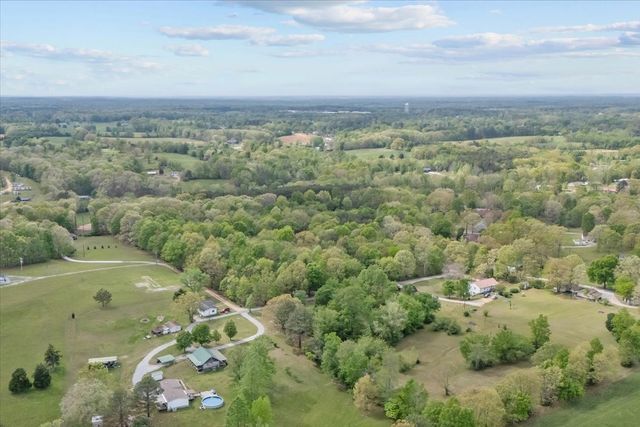 555 Parrish Ln, Mc Ewen, TN 37101