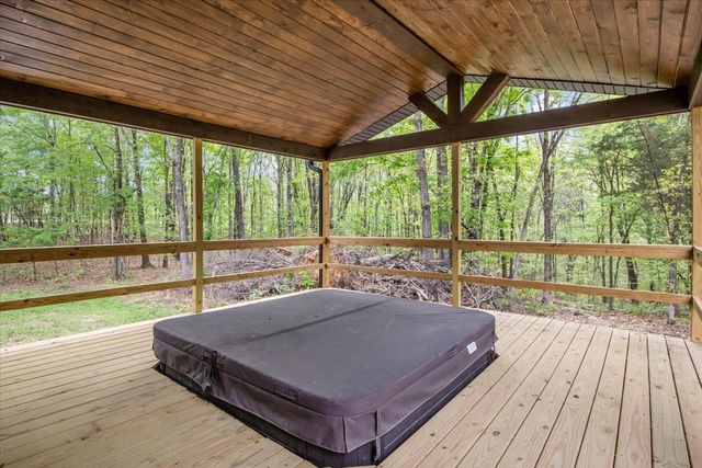 555 Parrish Ln, Mc Ewen, TN 37101