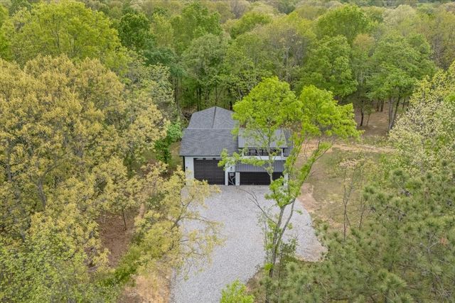 555 Parrish Ln, Mc Ewen, TN 37101
