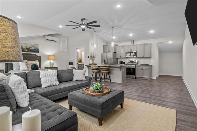 555 Parrish Ln, Mc Ewen, TN 37101