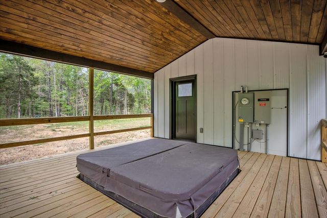 555 Parrish Ln, Mc Ewen, TN 37101
