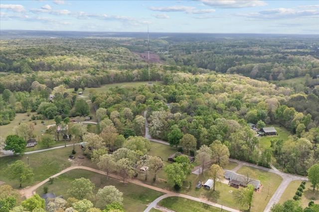 555 Parrish Ln, Mc Ewen, TN 37101