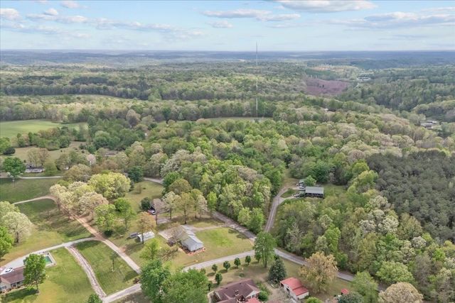 555 Parrish Ln, Mc Ewen, TN 37101