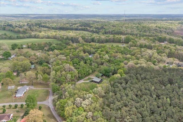 555 Parrish Ln, Mc Ewen, TN 37101