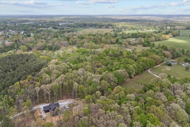 555 Parrish Ln, Mc Ewen, TN 37101