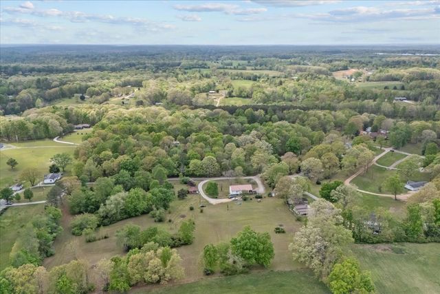 555 Parrish Ln, Mc Ewen, TN 37101