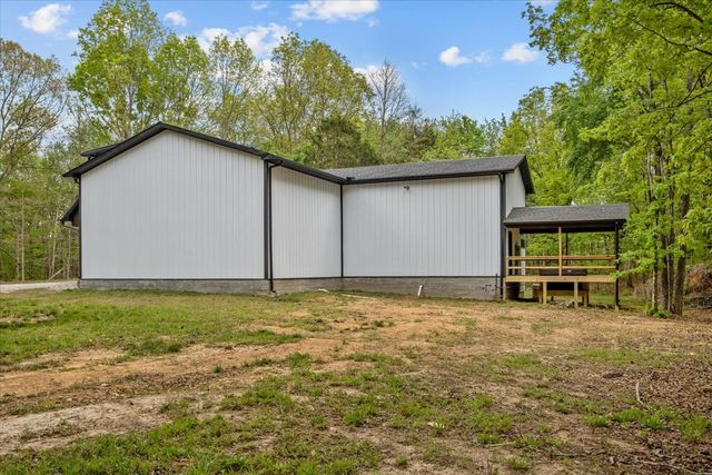 555 Parrish Ln, Mc Ewen, TN 37101