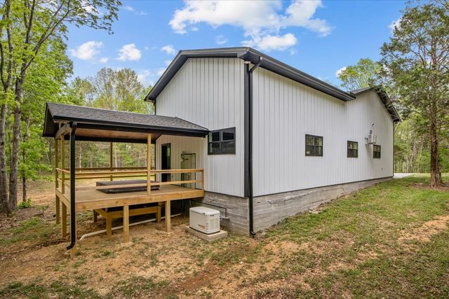 555 Parrish Ln, Mc Ewen, TN 37101