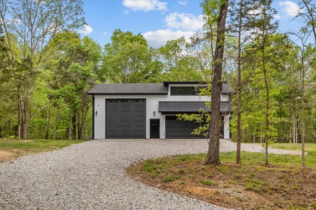 555 Parrish Ln, Mc Ewen, TN 37101