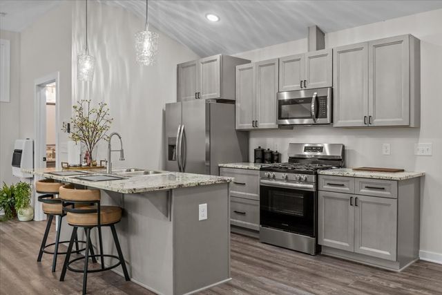 555 Parrish Ln, Mc Ewen, TN 37101
