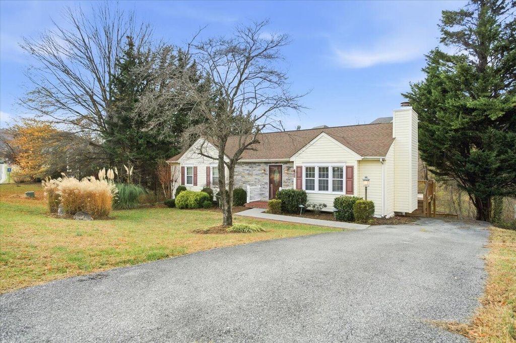 1653 Millwood DR, Salem, VA 24153