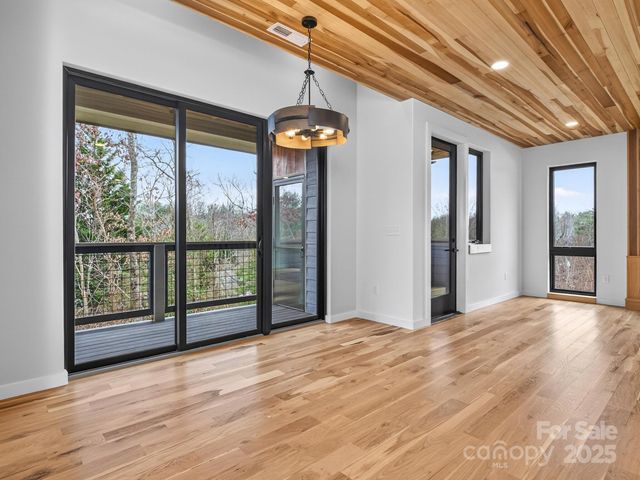 165 Abundance Run 8, Asheville, NC 28805