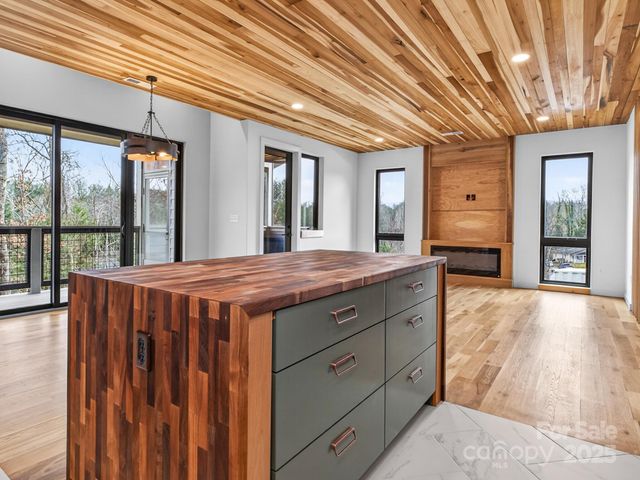 165 Abundance Run 8, Asheville, NC 28805