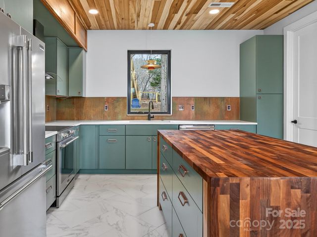 165 Abundance Run 8, Asheville, NC 28805