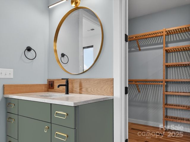 165 Abundance Run 8, Asheville, NC 28805