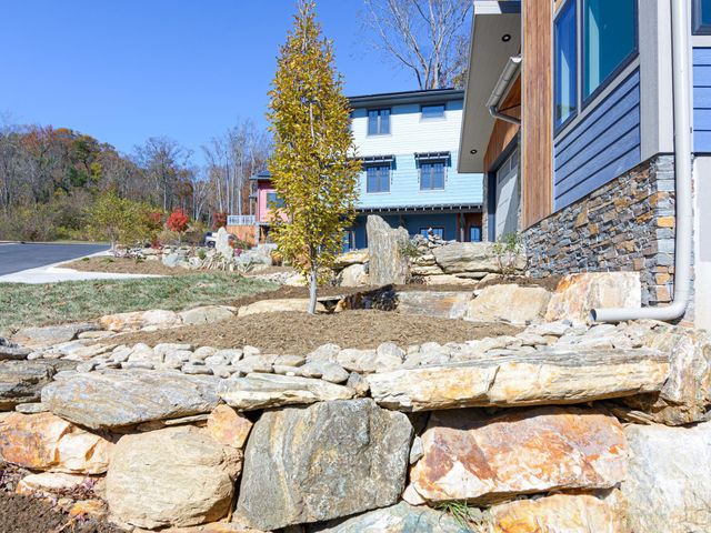 165 Abundance Run 8, Asheville, NC 28805