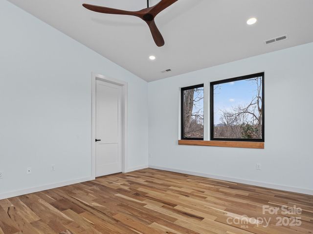 165 Abundance Run 8, Asheville, NC 28805