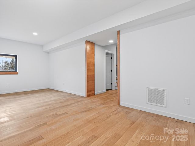 165 Abundance Run 8, Asheville, NC 28805