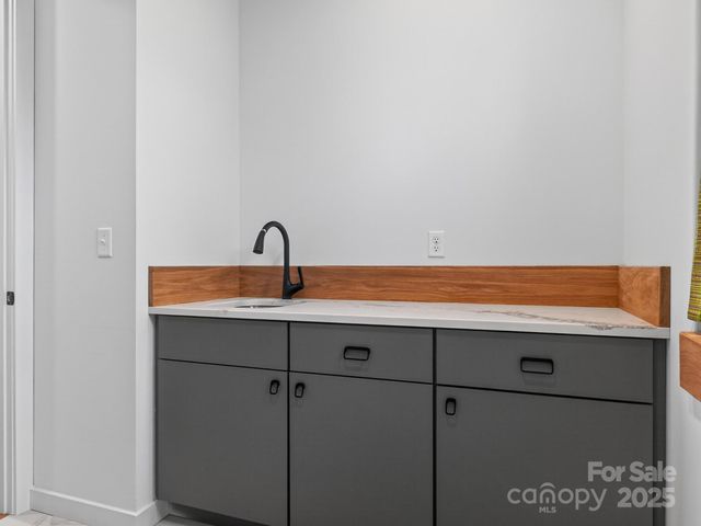 165 Abundance Run 8, Asheville, NC 28805