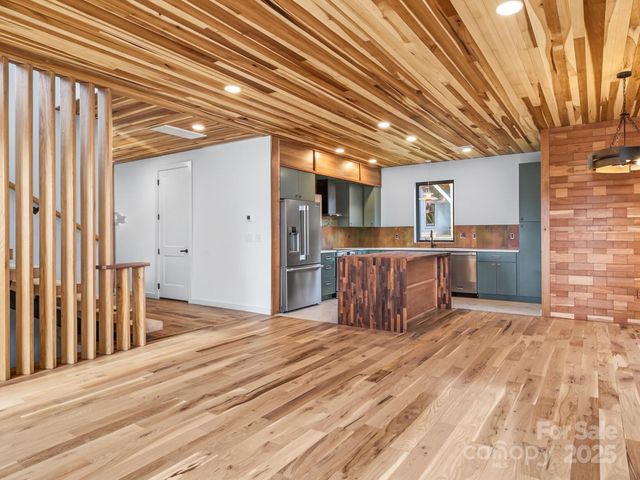 165 Abundance Run 8, Asheville, NC 28805