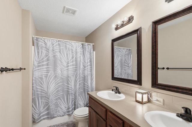 3245 S Bluelake Ct, Wichita, KS 67215