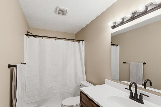 3245 S Bluelake Ct, Wichita, KS 67215