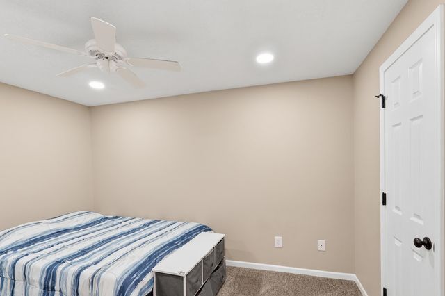 3245 S Bluelake Ct, Wichita, KS 67215