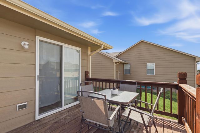 3245 S Bluelake Ct, Wichita, KS 67215