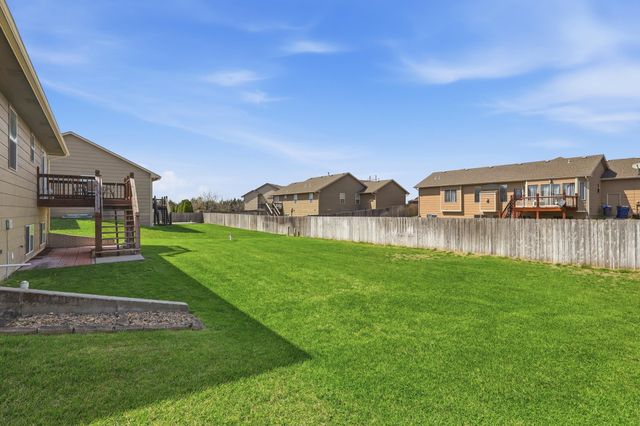 3245 S Bluelake Ct, Wichita, KS 67215