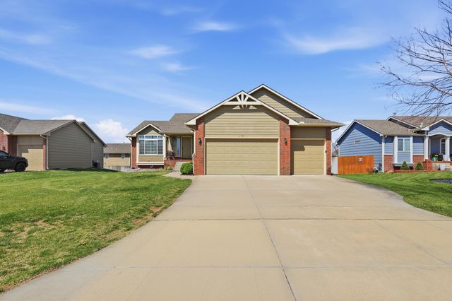 3245 S Bluelake Ct, Wichita, KS 67215