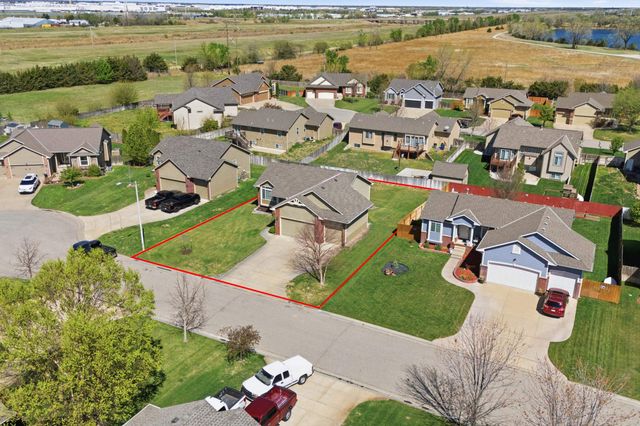 3245 S Bluelake Ct, Wichita, KS 67215