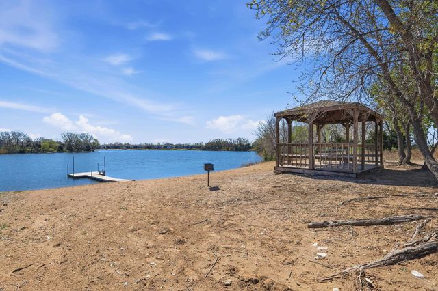 3245 S Bluelake Ct, Wichita, KS 67215