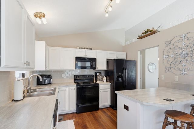 3245 S Bluelake Ct, Wichita, KS 67215