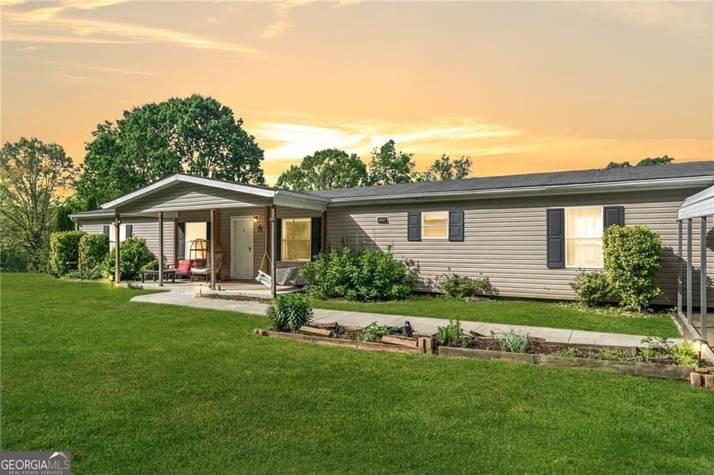 1575 Davis Road W, Fairmount, GA 30139