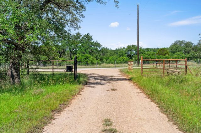 620 Rio Vista RD, Johnson City, TX 78636