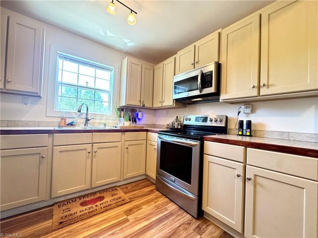 243 Hunter Ridge Lane, Ararat, NC 27007