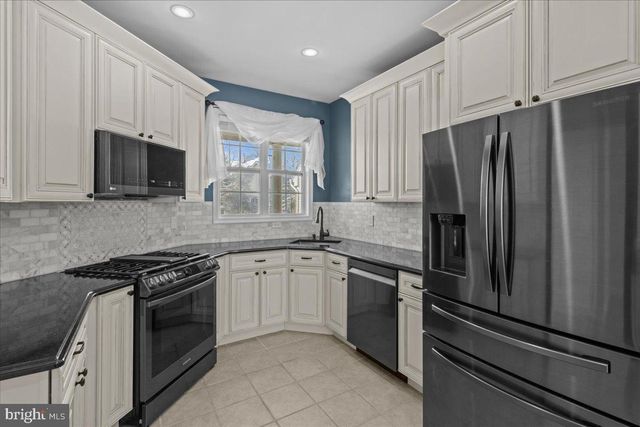 50 FROST LN, East Windsor, NJ 08520