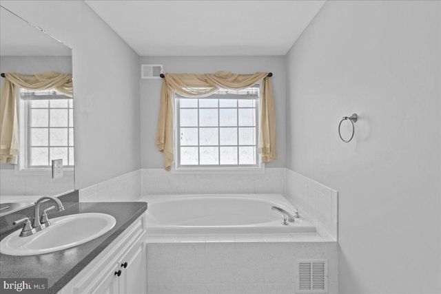 50 FROST LN, East Windsor, NJ 08520