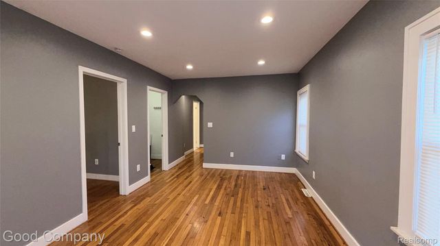 101 W HUDSON Avenue, Madison Heights, MI 48071