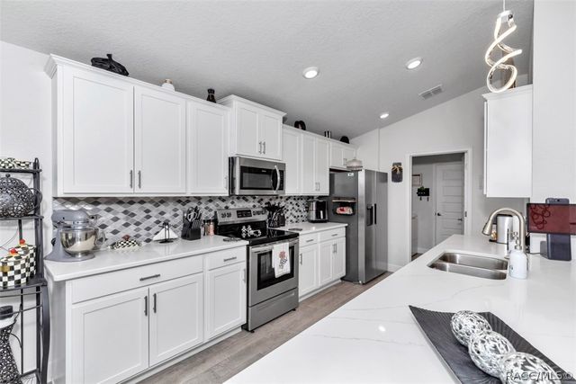 657 W Twisted Oaks Drive, Beverly Hills, FL 34465