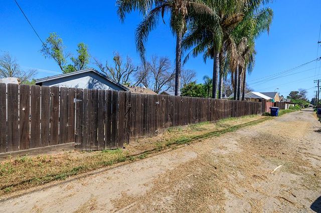 1424 W Roseburg Ave, Modesto, CA 95350