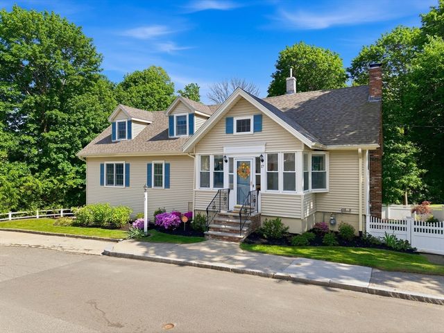 17 Garden Rd, Stoneham, MA 02180