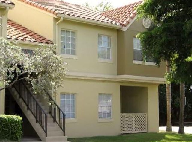 18304 NW 68th Avenue N, Hialeah, FL 33015